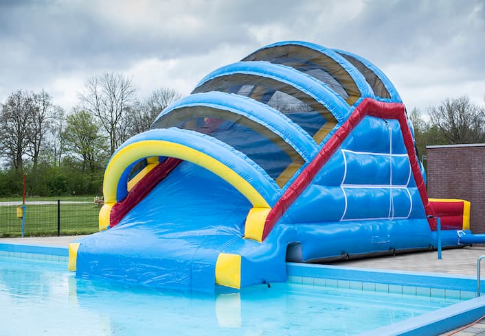 Opblaasbare glijbaan op maat gemaakt voor in een buiten zwembad kopen voor kinderen